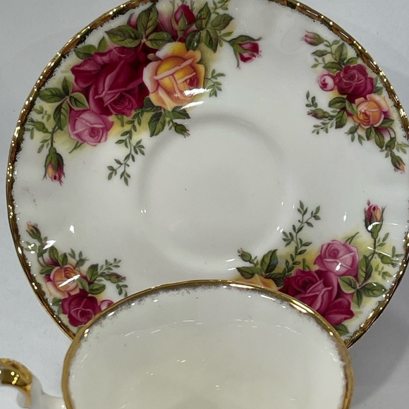 Vintage Royal Albert Bone China Old Country Roses Tea Cup And Saucer Set 1962 - Picture 3 of 13